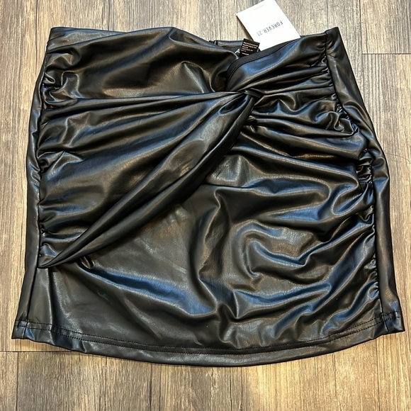 NWT Forever21 Black Faux Leather Twisted Mini Skirt With Back Zipper Size M - Picture 3 of 9